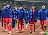 충격 무승부에 굳은 한국 선수들
