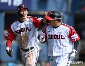 홍창기 ‘대단해 이틀 연속 홈런’