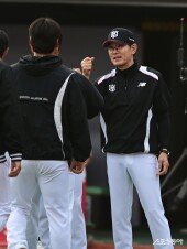 이강철 감독, 연장 접전 끝에 승리