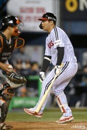 문보경 ‘발에 공 맞았어요’