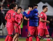 동료들을 격려하는 손흥민