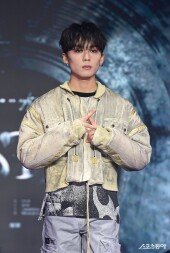 원오어에잇 유가, 긴장한 표정