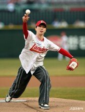 인천스포츠토토빙상단 김선우 ‘시원한 시구~’