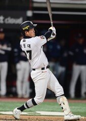 배정대, 깜짝 솔로포