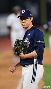 김유성, 몸에 맞는 볼로 만루 위기