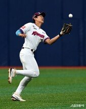 송성문, 글러브에 공이 쓰윽~