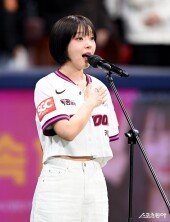 애국가 부르는 박초아