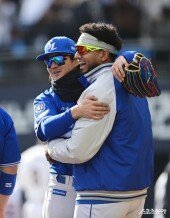 구자욱, 우리 승리 투수 이리와