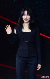 공승연, 차분한 손인사