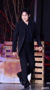 김성균, 강렬한 등장