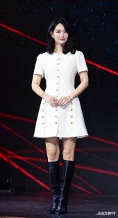 신민아, 다소곳이