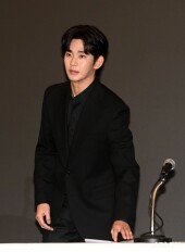 기자회견장 들어오는 김수현