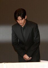 고개 숙이는 김수현