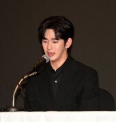 눈물 흘리는 김수현