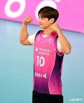 샤이니 민호, 흥국생명 우승 위해 주먹 불끈!