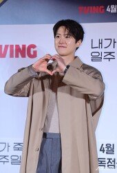 공명, 봄 같은 미소