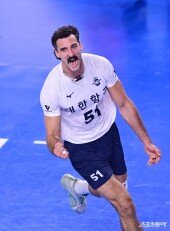 러셀, 득점에 주먹 불끈!