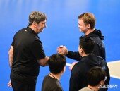 손 맞잡는 필립 블랑-틸리카이넨 ‘벌써 시작된 챔프전’