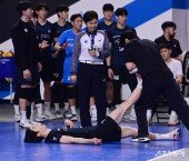 근육 경련으로 코트에서 물러나는 허수봉