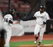 로하스, 에르난데스 강판 시킨 투런포