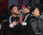 마운드는 내려왔지만 더그아웃에서 동료들 격려하는 에르난데스