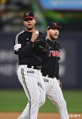 6실점 에르난데스 위로하는 오스틴