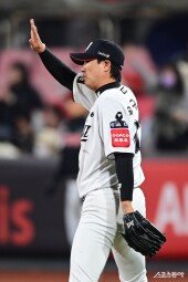 우규민, 1사 1-2루 위기 넘겼어