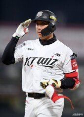 황재균 ‘경례 세리머니’