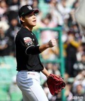 소형준, 수비가 최고야~