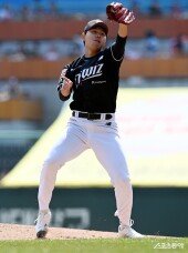 소형준, 수비 만점~