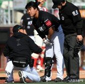 강백호, 투구 맞고 고통 호소