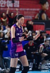 세트스코어 1-2 순간 동료 격려하는 김연경