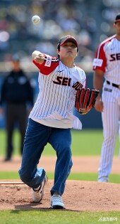 민우혁, 2년 만의 시구