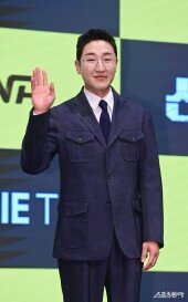 김현규, 성윤모 지워버린 모습