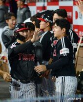 신민재 ‘1회부터 득점’