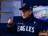 김경문 감독, 잘 들어 작전 들어간다