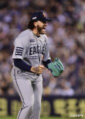 폰세, ‘아웃인 줄 알고…환한 포효’