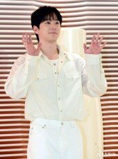 이준영 ‘러블리한 손인사~’