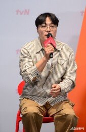 신원호 크리에이터 ‘언젠가를 향해 묵묵해 함께 가요’