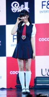 유니스 나나 ‘귀여운 볼하트’