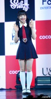 유니스 방윤하 ‘상큼한 손인사’