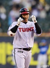 문보경, 1-2루 찬스 살리는 선제 적시타