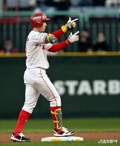 2루타 박성한, 첫 타석부터 타점 신고!