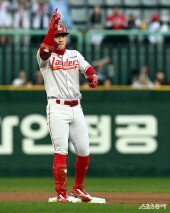 최지훈, 선두타자 2루타~