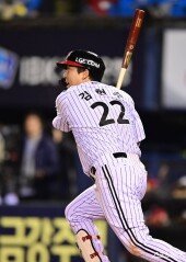 김현수, 4점차까지 도망가는 적시타