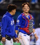 부상으로 교체되는 강민호