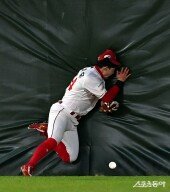 최지훈, 펜스와 아찔한 충돌