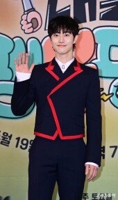 곽동연, 흐뭇한 미소