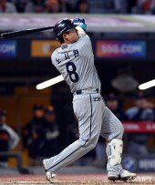 노시환, 펜스 직력 3루타!