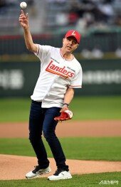 시구하는 마틴 채플 모토로라 사장